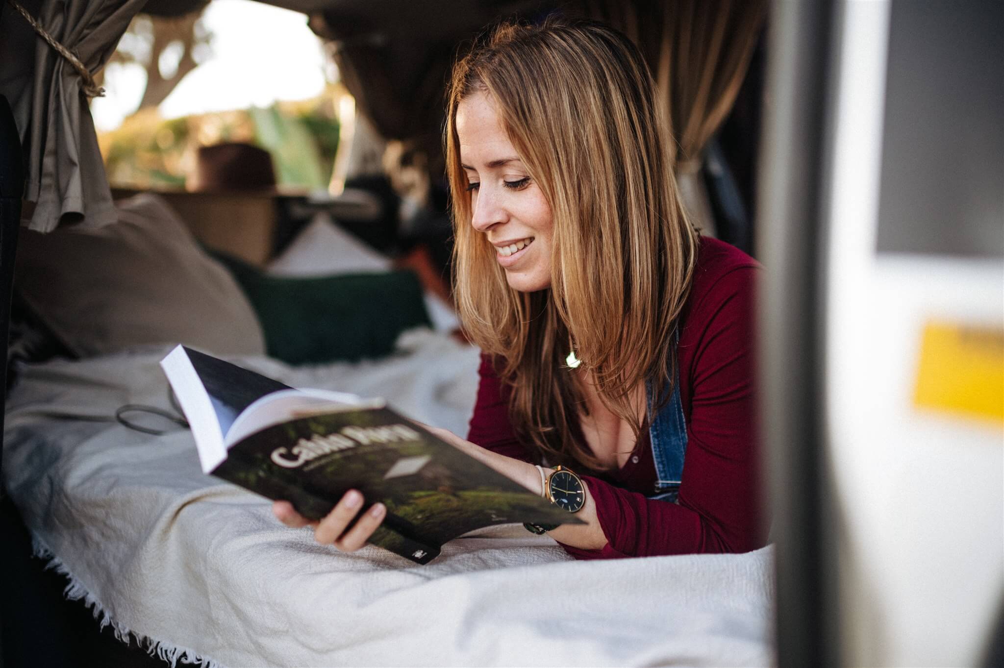 mujer con un libro